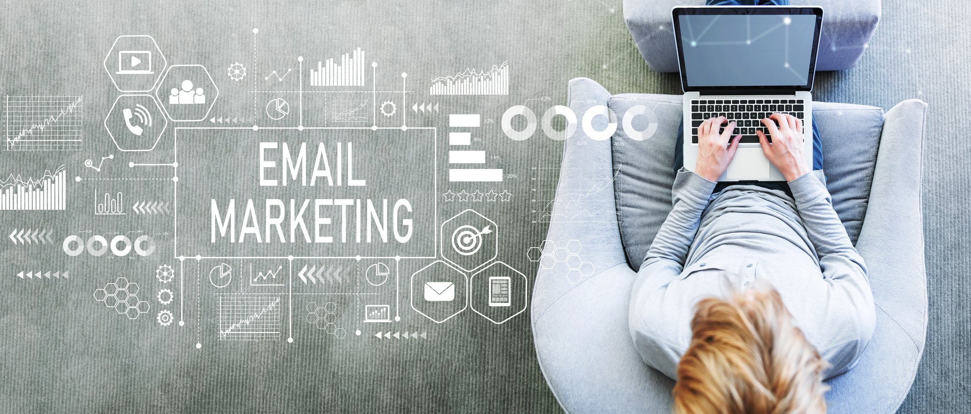 Person die am Laptop Email Marketing betreibt