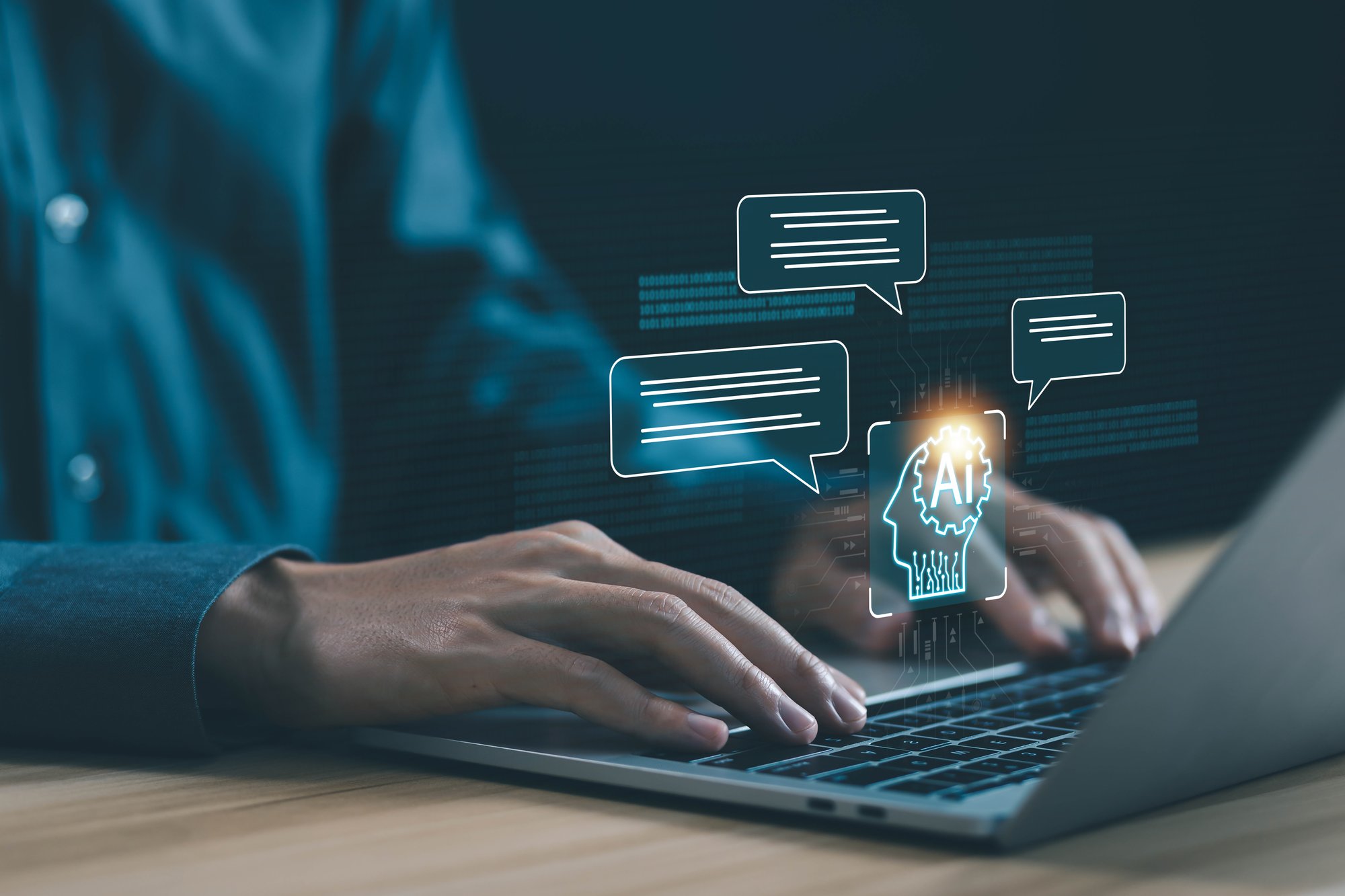 person mit laptop und symbol hologrammen